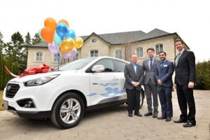 Joseph Cargnelli (left) takes delivery of the first zero-emissions, hydrogen-powered Hyundai Tucson Fuel Cell Electric Vehicle leased to a customer in Ontario. With him is (from l to r) Arthur Leung, General Manager at Don Valley North Hyundai, Ashkan Mavandadi, Sales Consultant at Don Valley North Hyundai, and Chad Heard, Senior Manager of Public Relations at Hyundai Auto Canada Corp. (CNW Group/Hyundai Auto Canada Corp.)